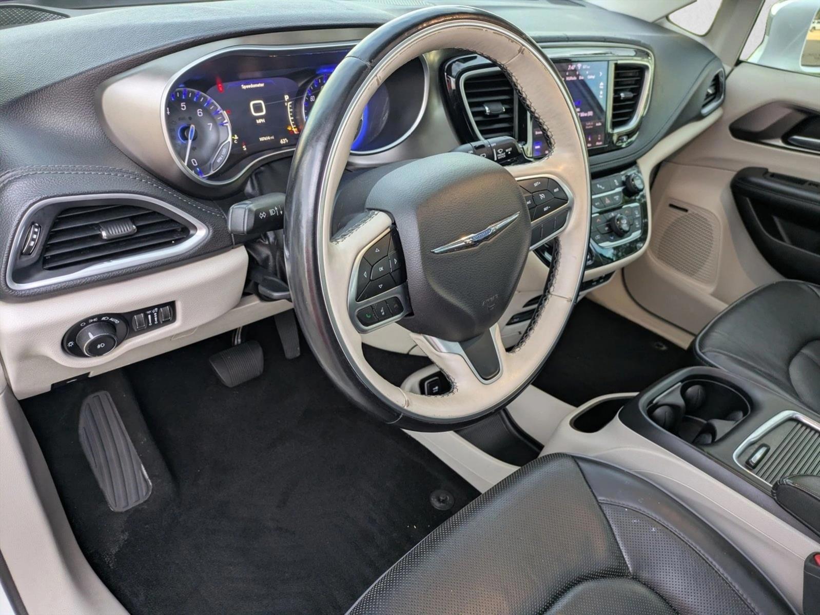 Thumbnail: 2018 Chrysler Pacifica - 3
