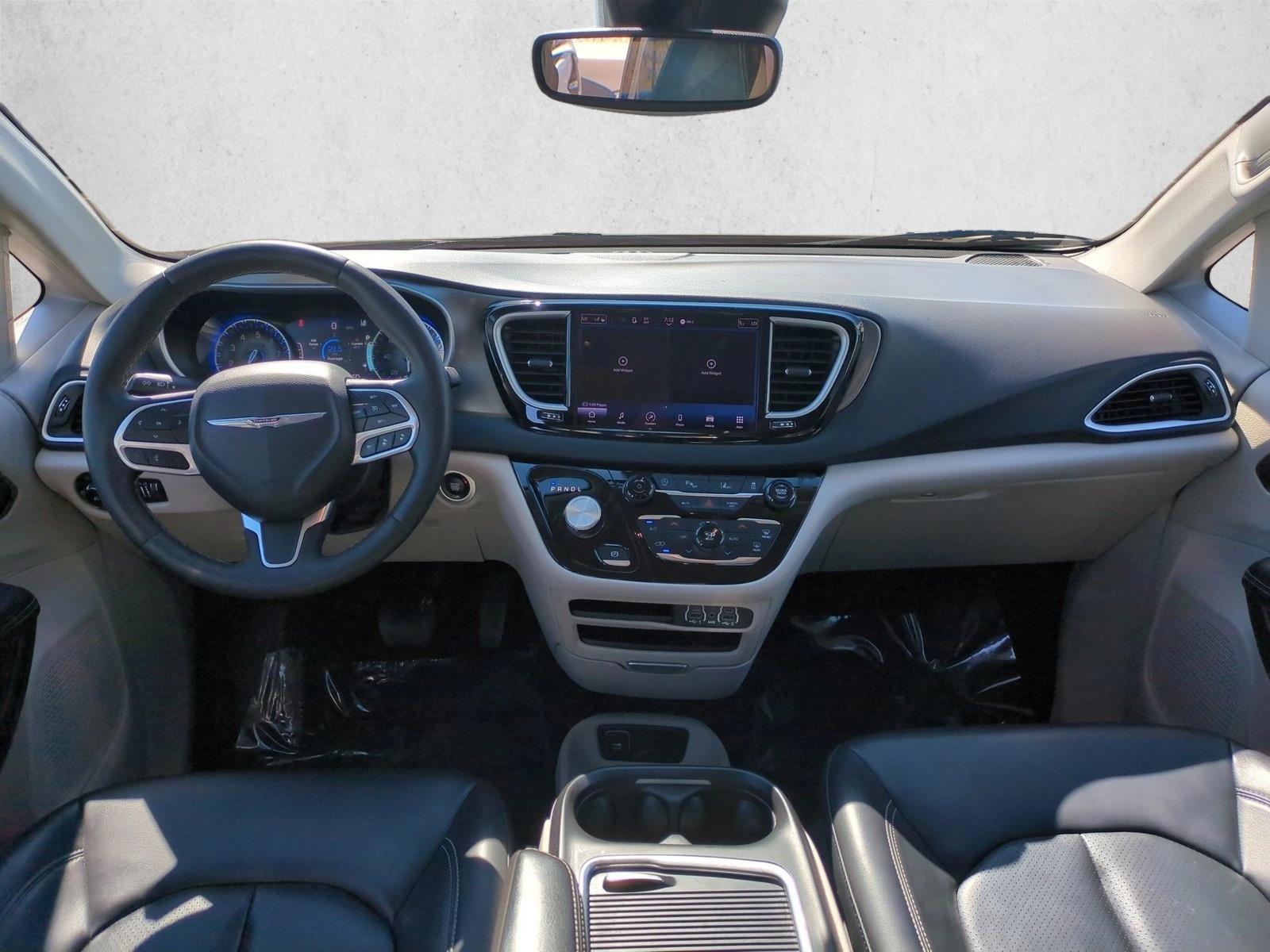 Thumbnail: 2023 Chrysler Pacifica - 3