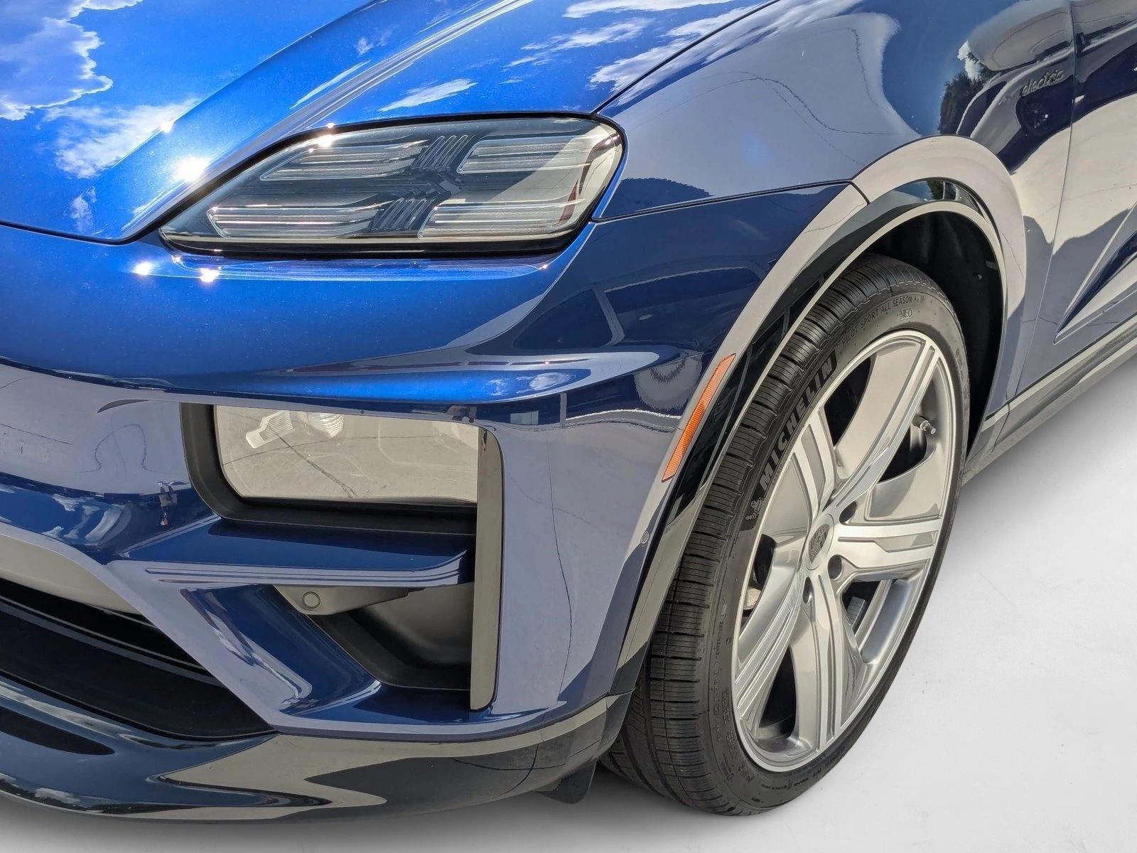 2025 Porsche Macan Turbo Electric - Photo 12