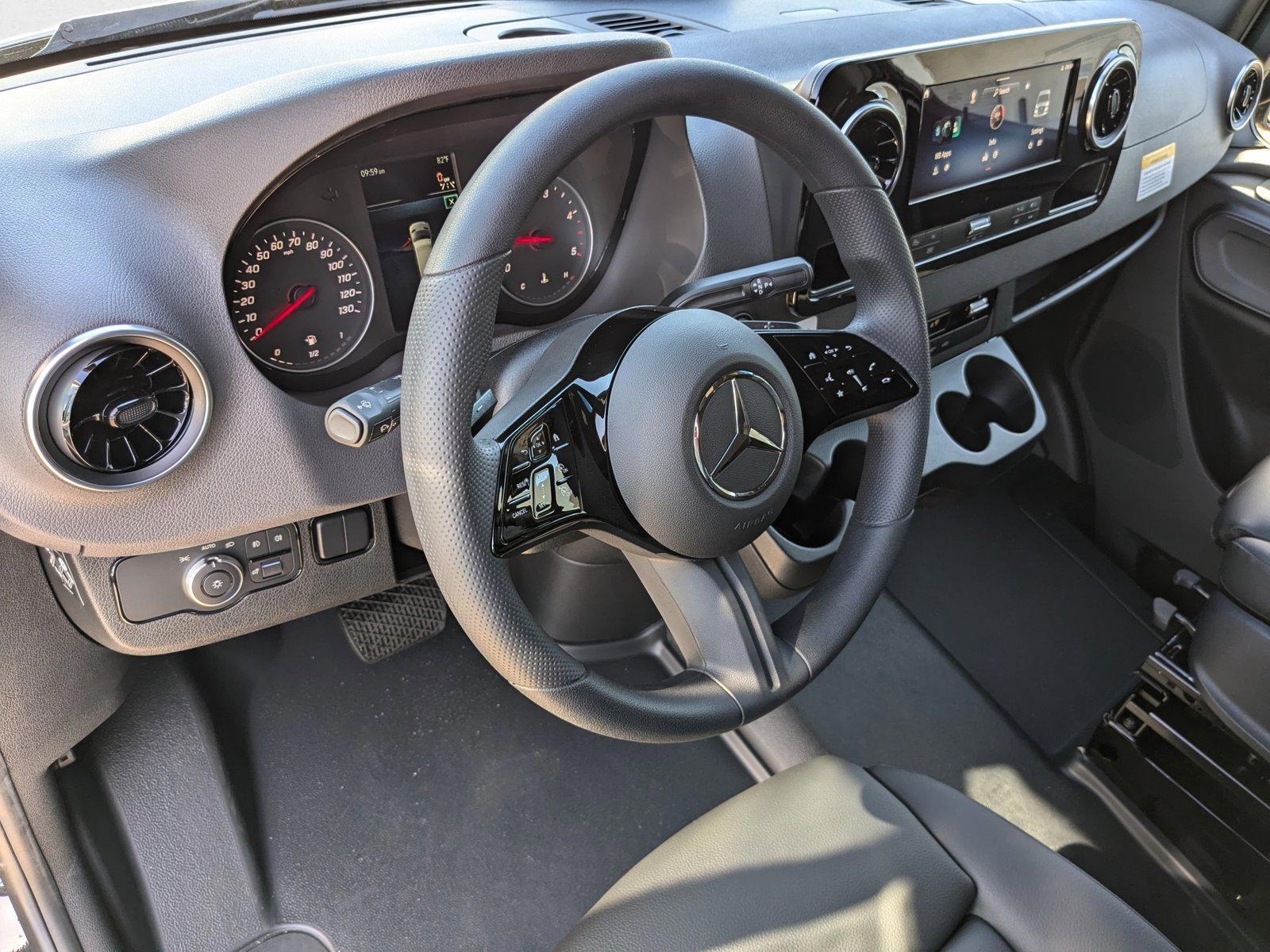 Thumbnail: 2025 Mercedes-Benz Sprinter - 3