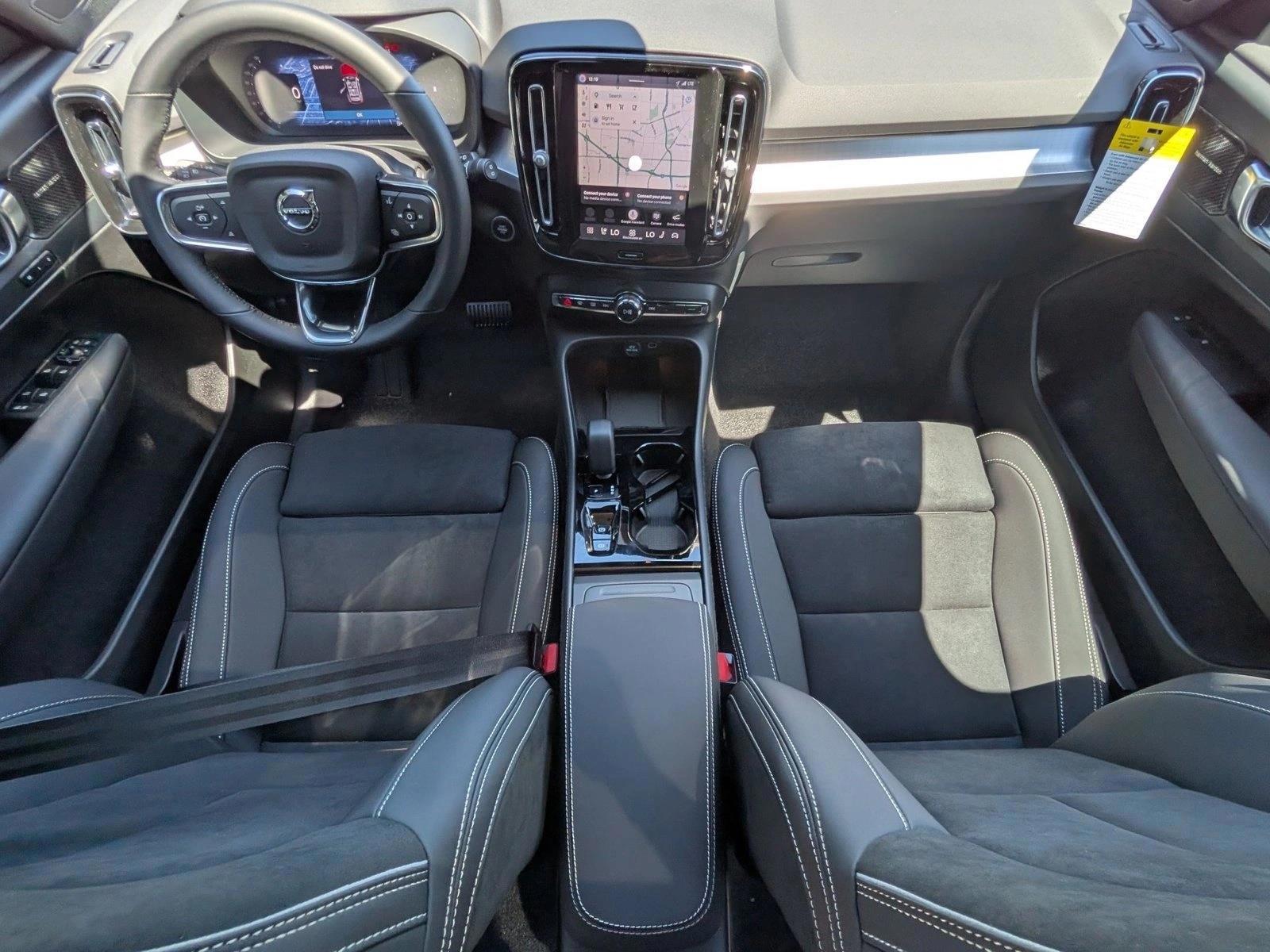 Thumbnail: 2026 Volvo XC40 - 4