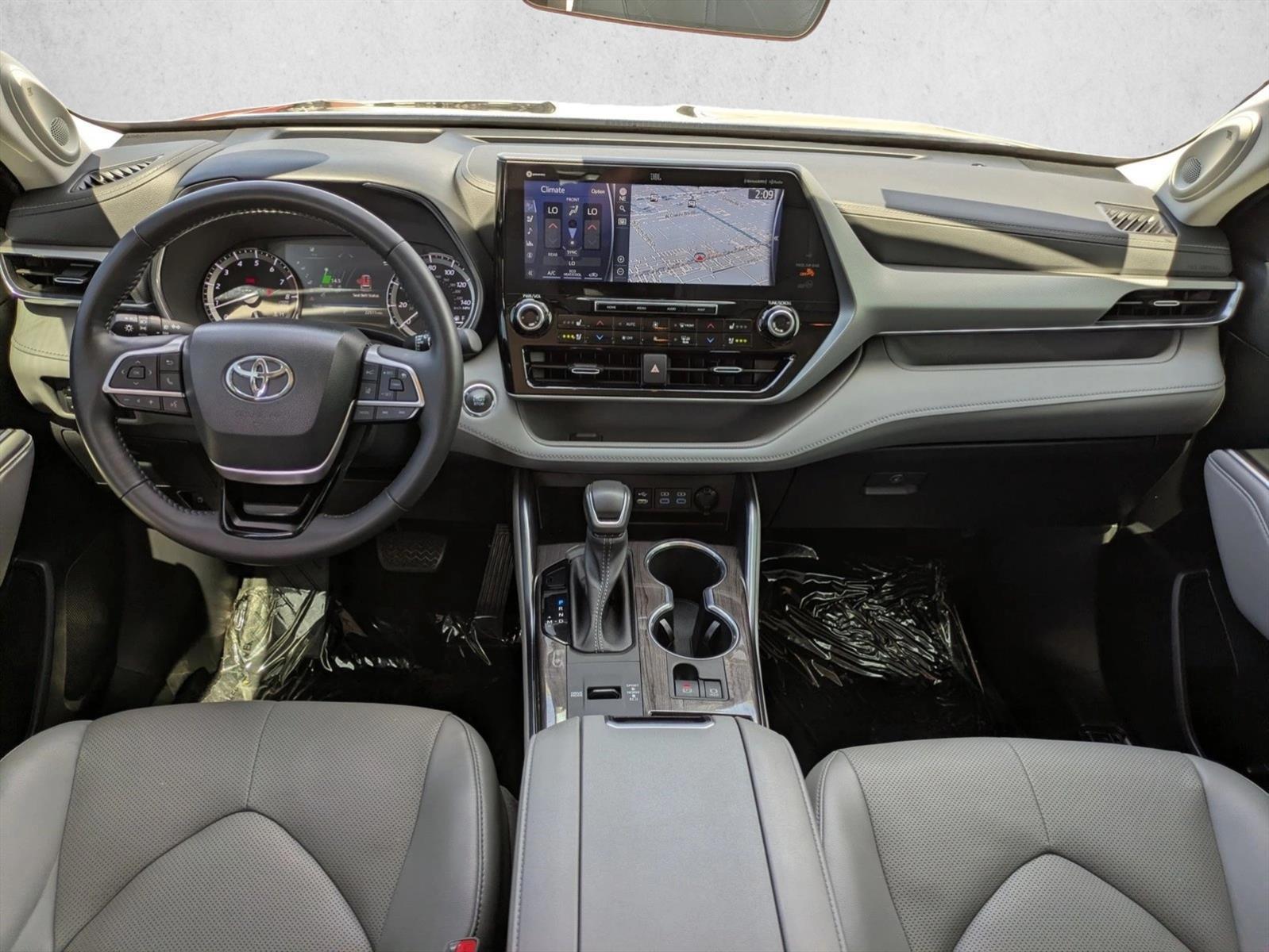 Thumbnail: 2022 Toyota Highlander - 3