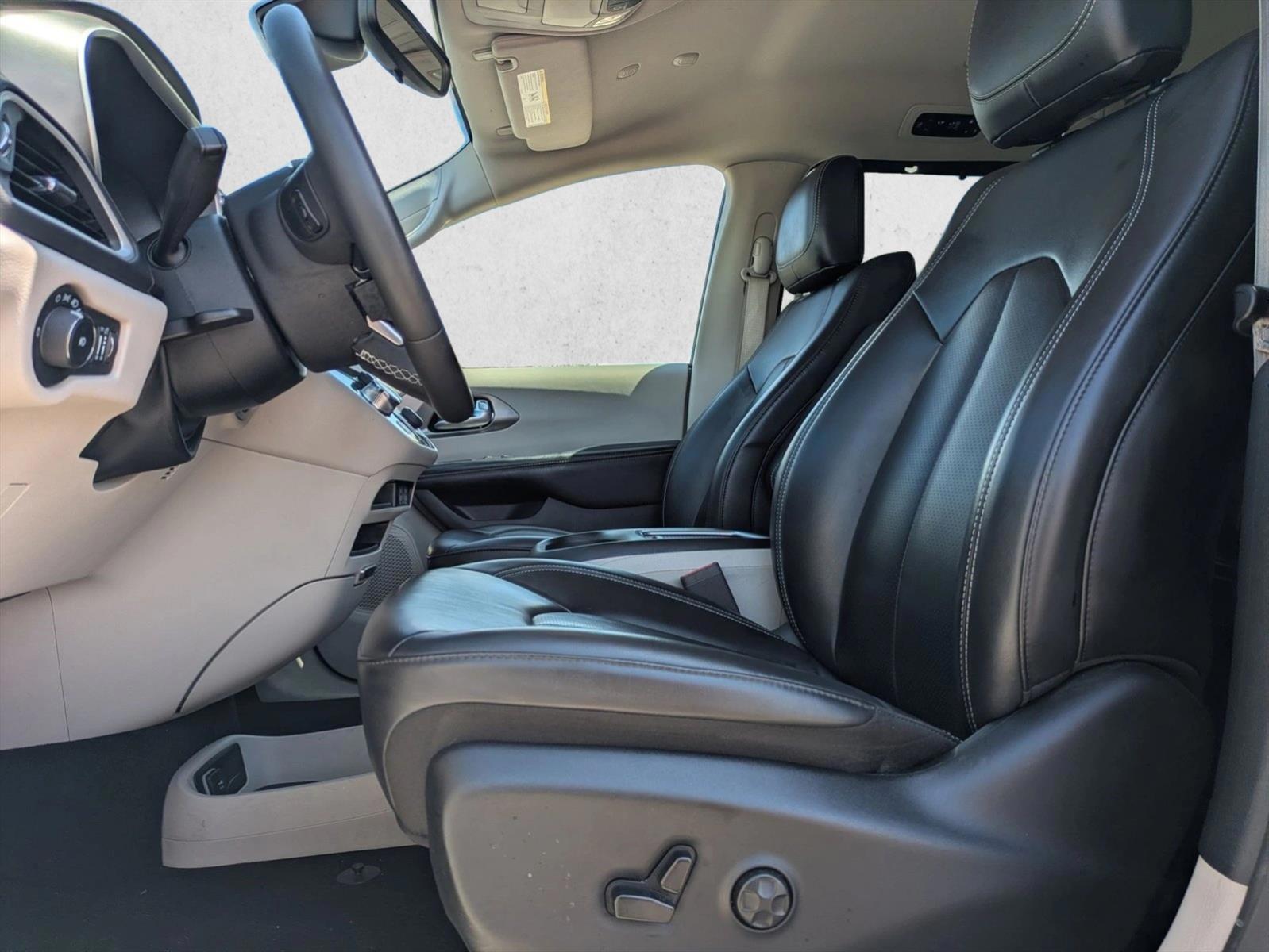 Thumbnail: 2023 Chrysler Pacifica - 5