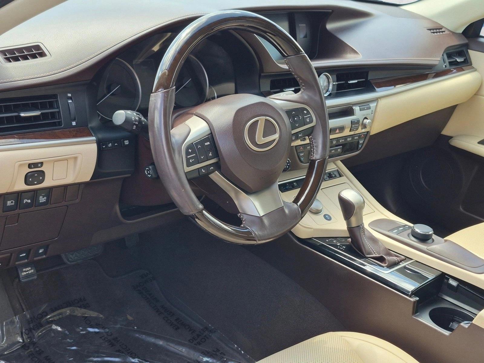 Thumbnail: 2017 Lexus ES - 3