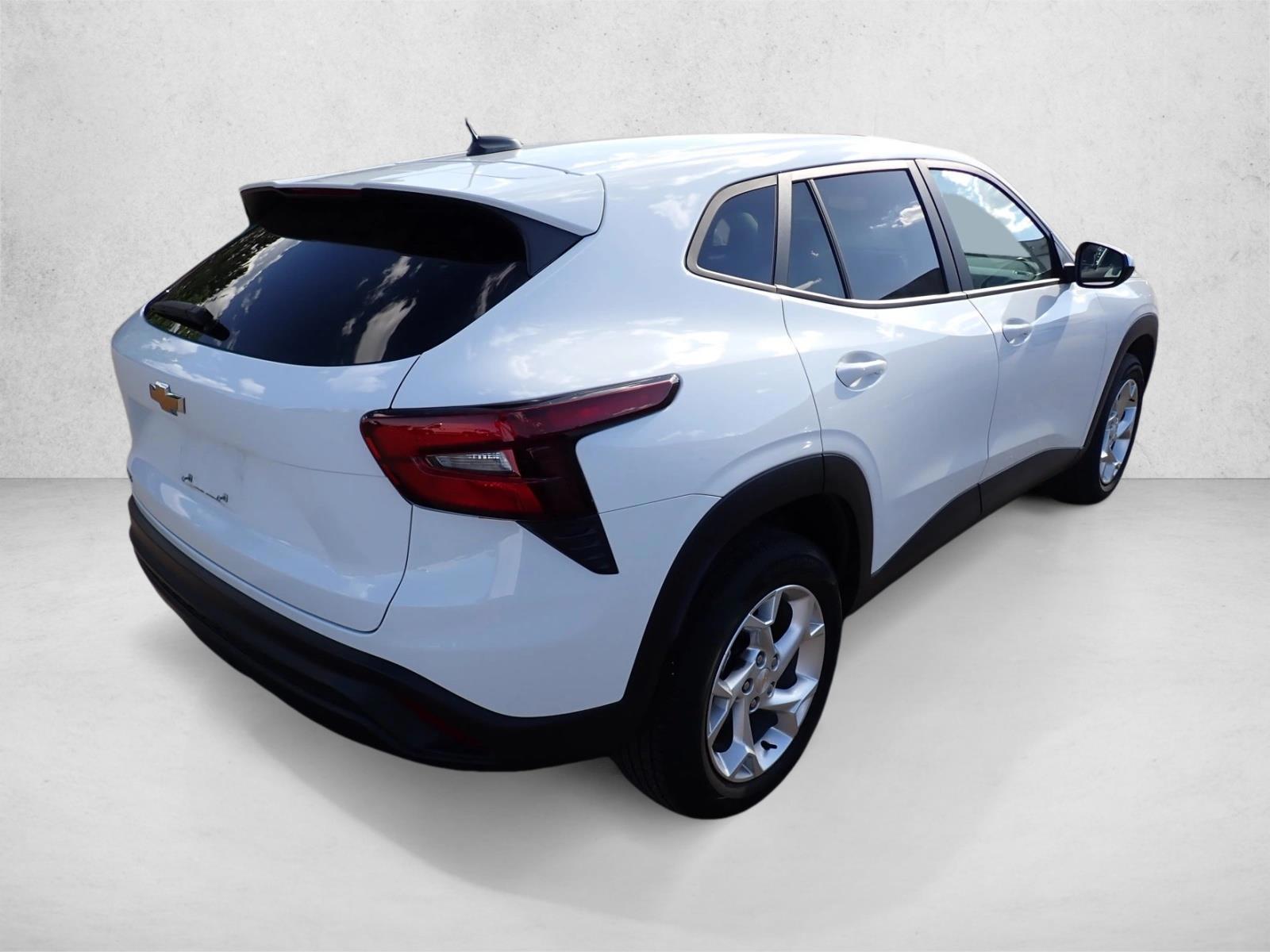 2024 Chevrolet Trax LS - Photo 4