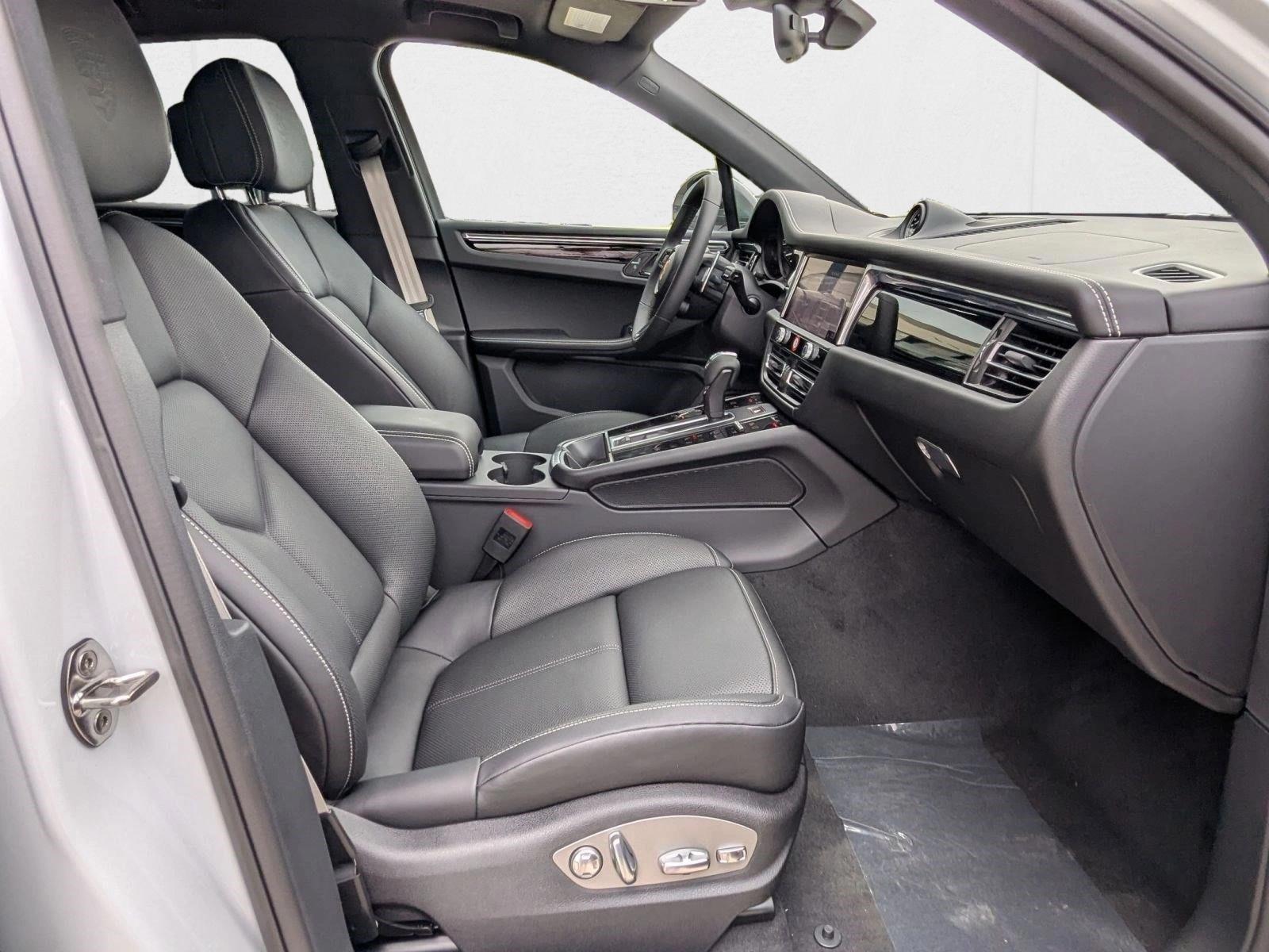 2026 Porsche Macan T - Photo 25