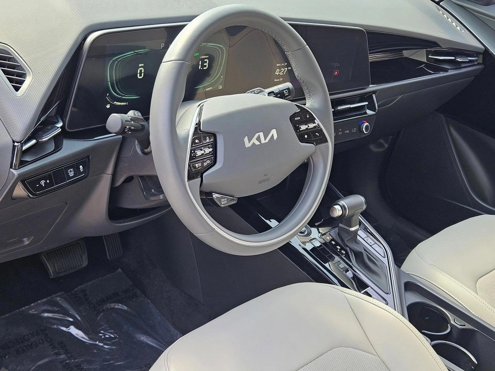 Thumbnail: 2023 Kia Niro - 3