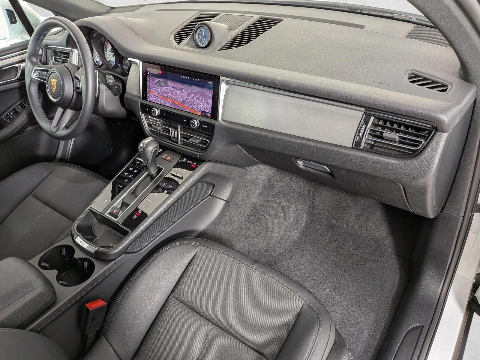 2025 Porsche Macan T - Photo 24