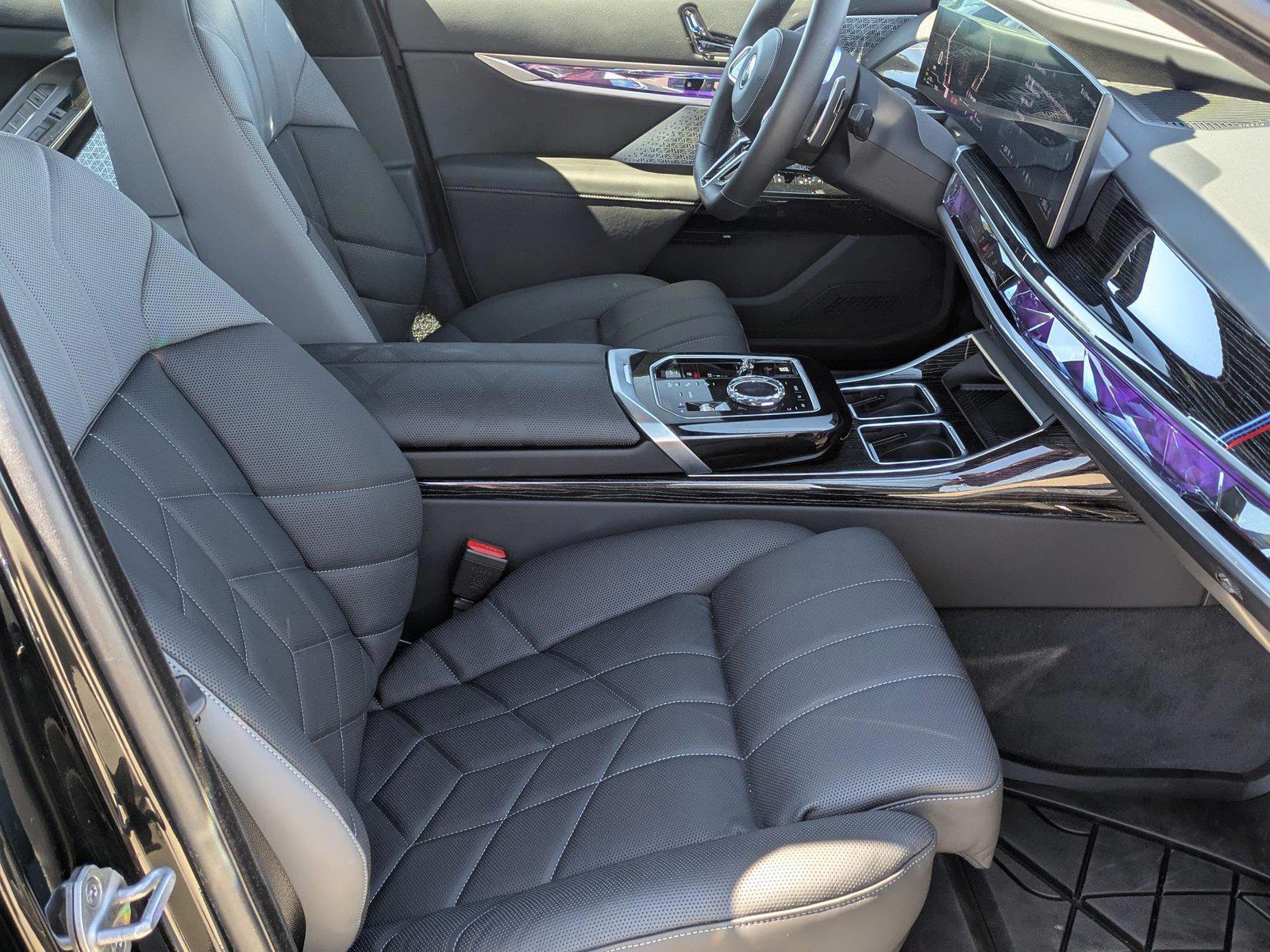 2025 BMW 7 Series 750e - Photo 22