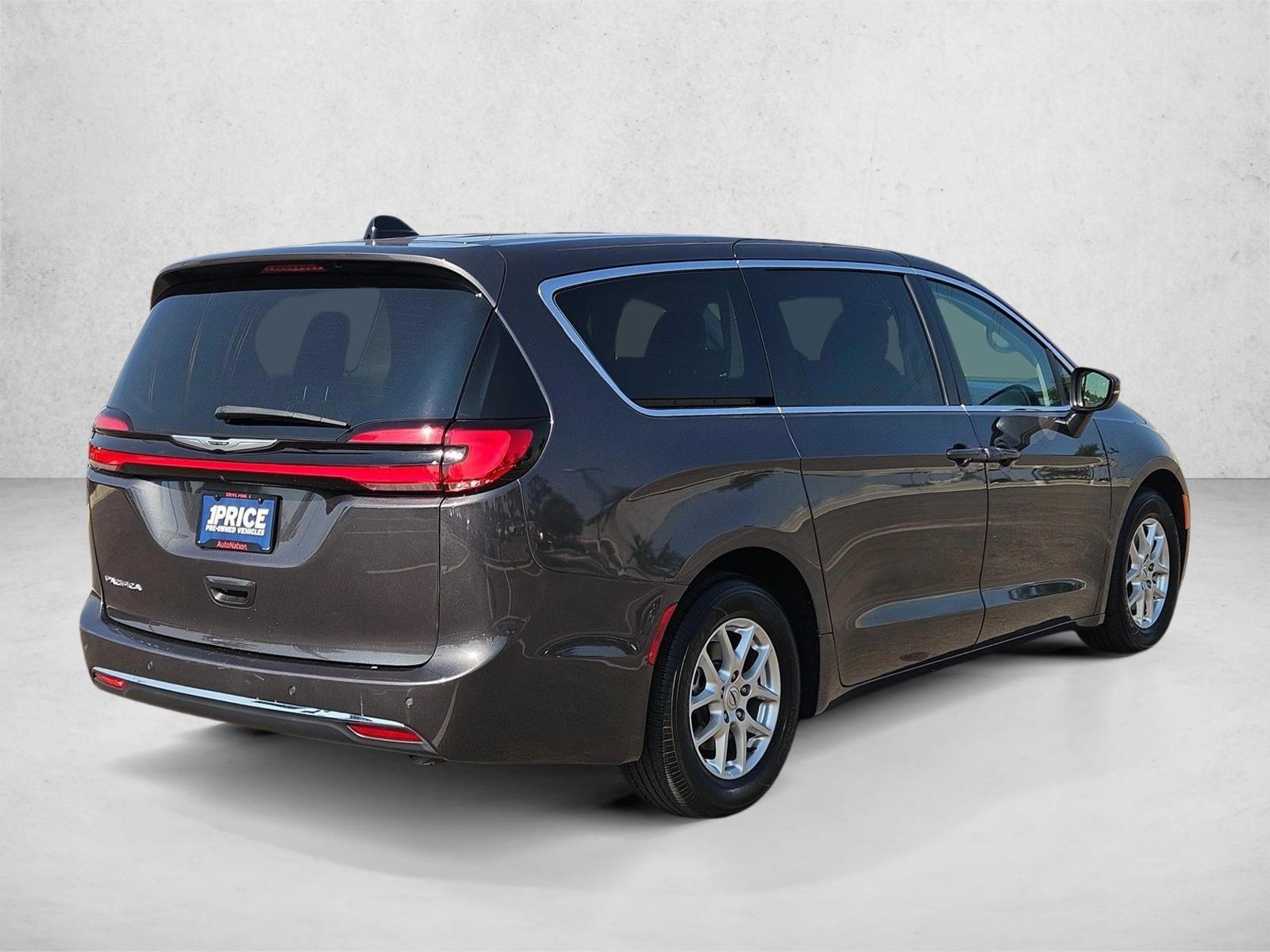 2023 Chrysler Pacifica Touring L - Photo 5