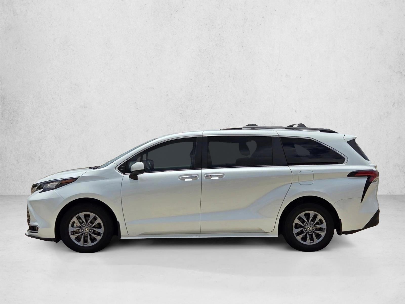 Thumbnail: 2022 Toyota Sienna - 2