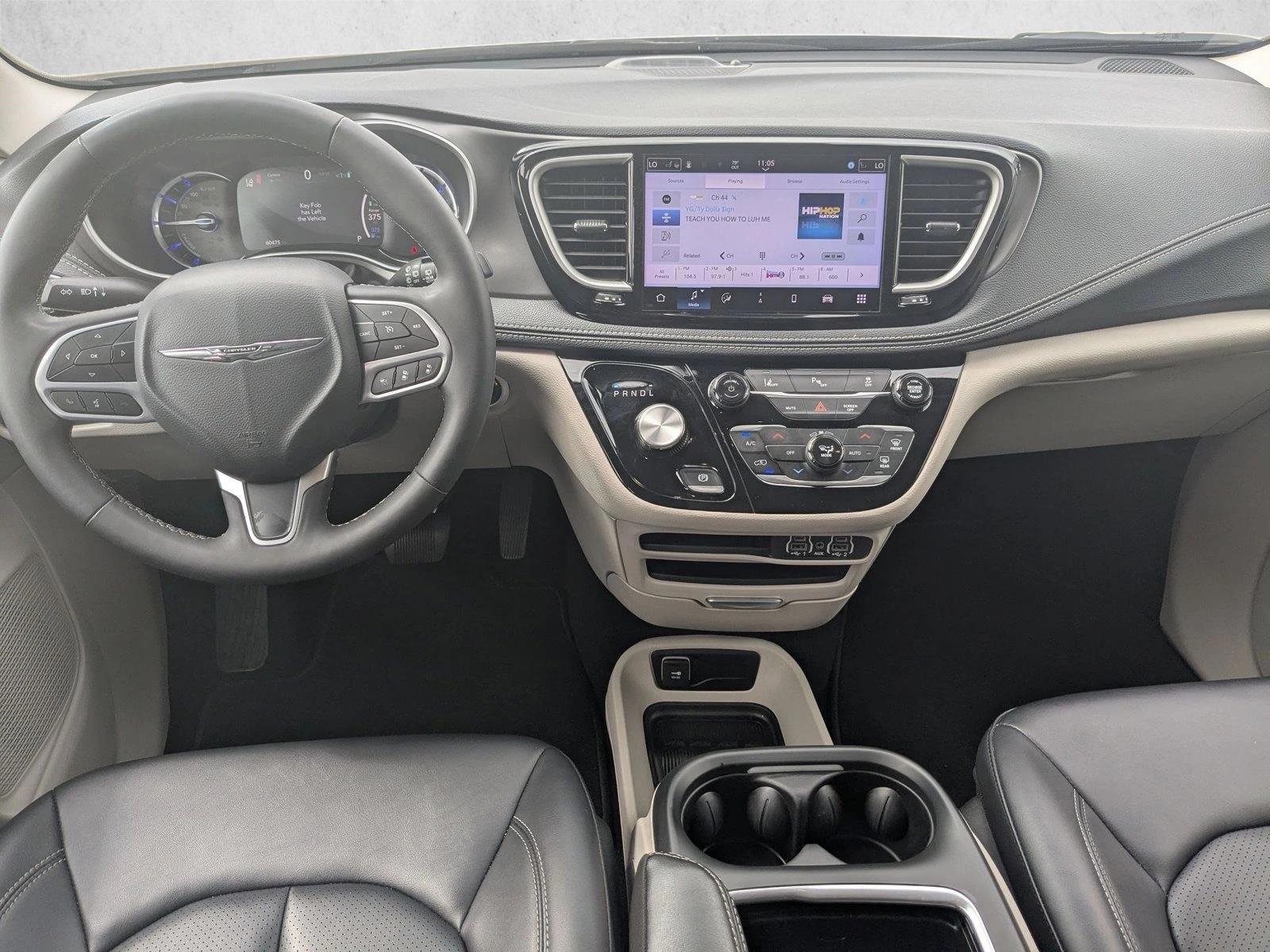 Thumbnail: 2024 Chrysler Pacifica - 3