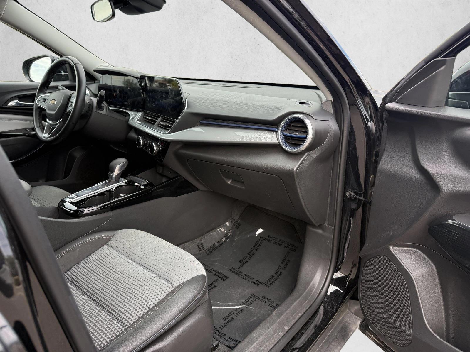 2025 Chevrolet Trax LT - Photo 12