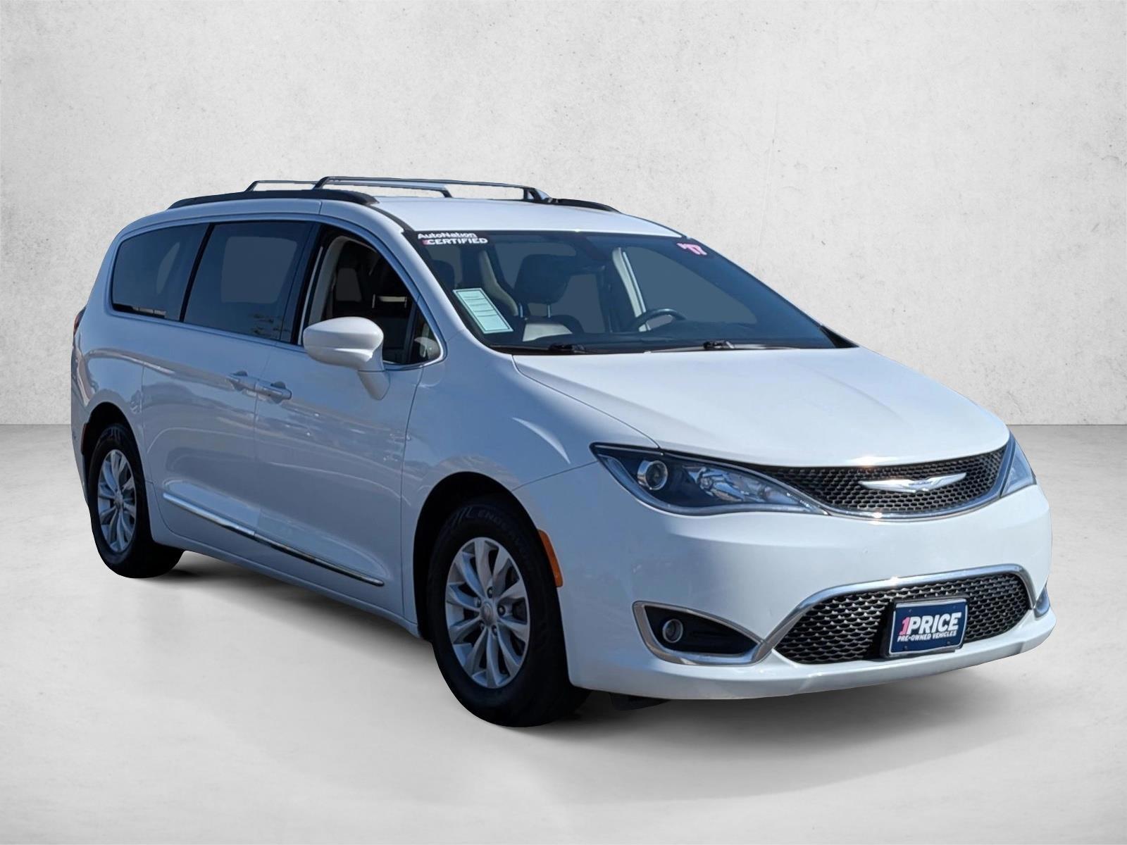 2017 Chrysler Pacifica Touring-L's photo