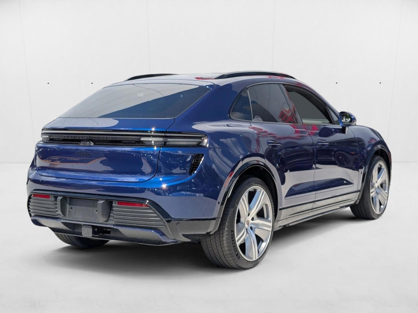 2025 Porsche Macan Turbo Electric - Photo 9