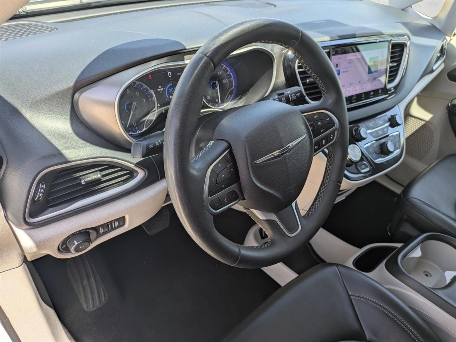 Thumbnail: 2023 Chrysler Pacifica - 3