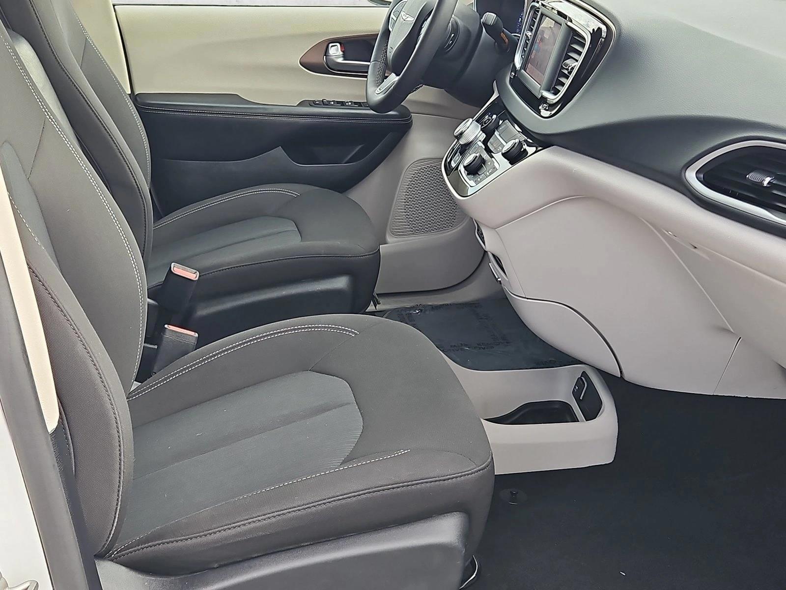 2022 Chrysler Voyager LX - Photo 20