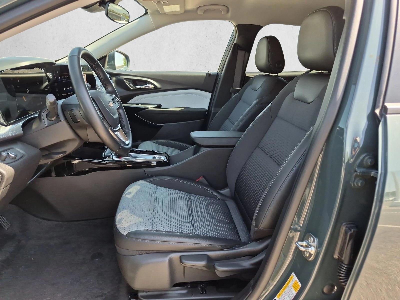 2025 Chevrolet Trax LT - Photo 15