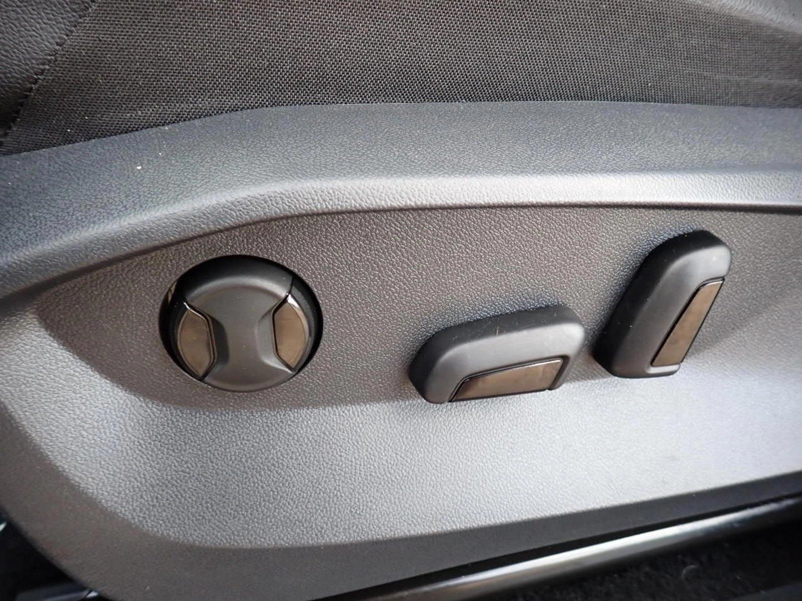 Thumbnail: 2022 Volkswagen Tiguan - 4