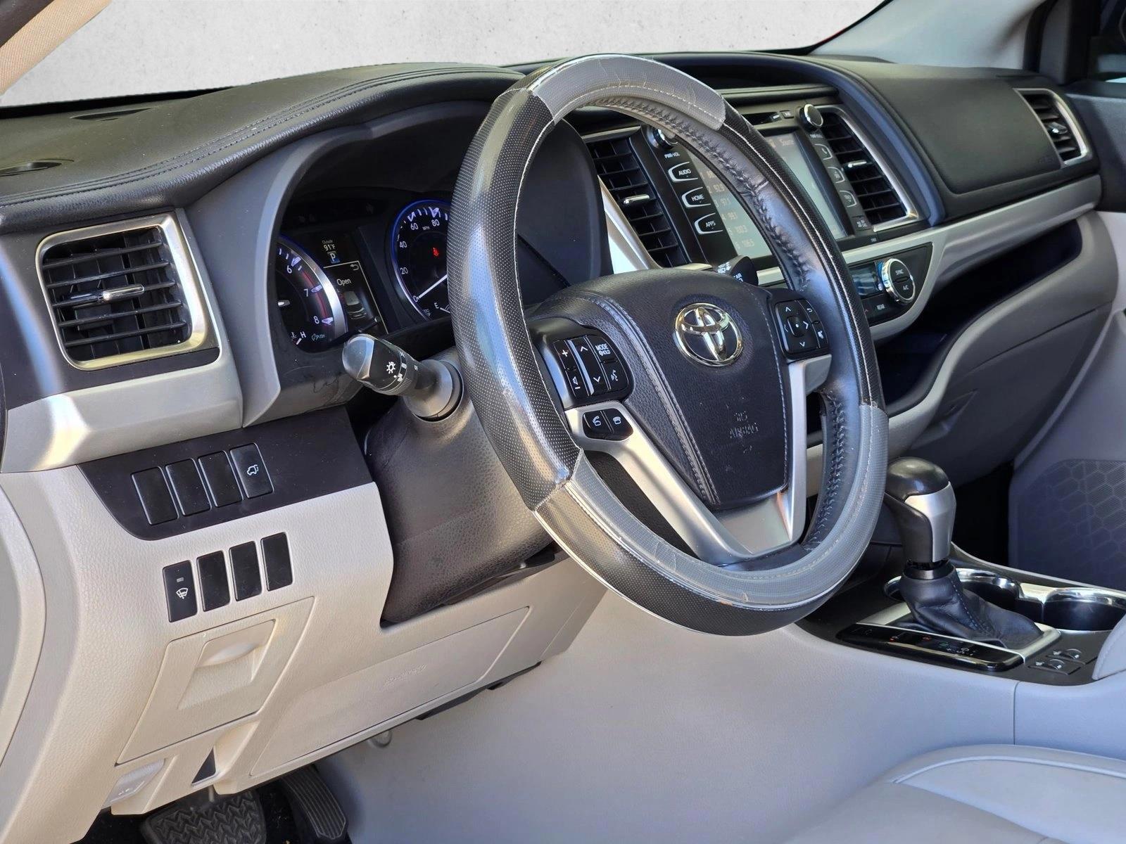 Thumbnail: 2015 Toyota Highlander - 3