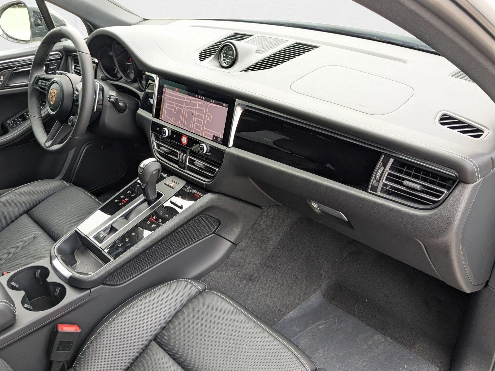 2026 Porsche Macan T - Photo 26