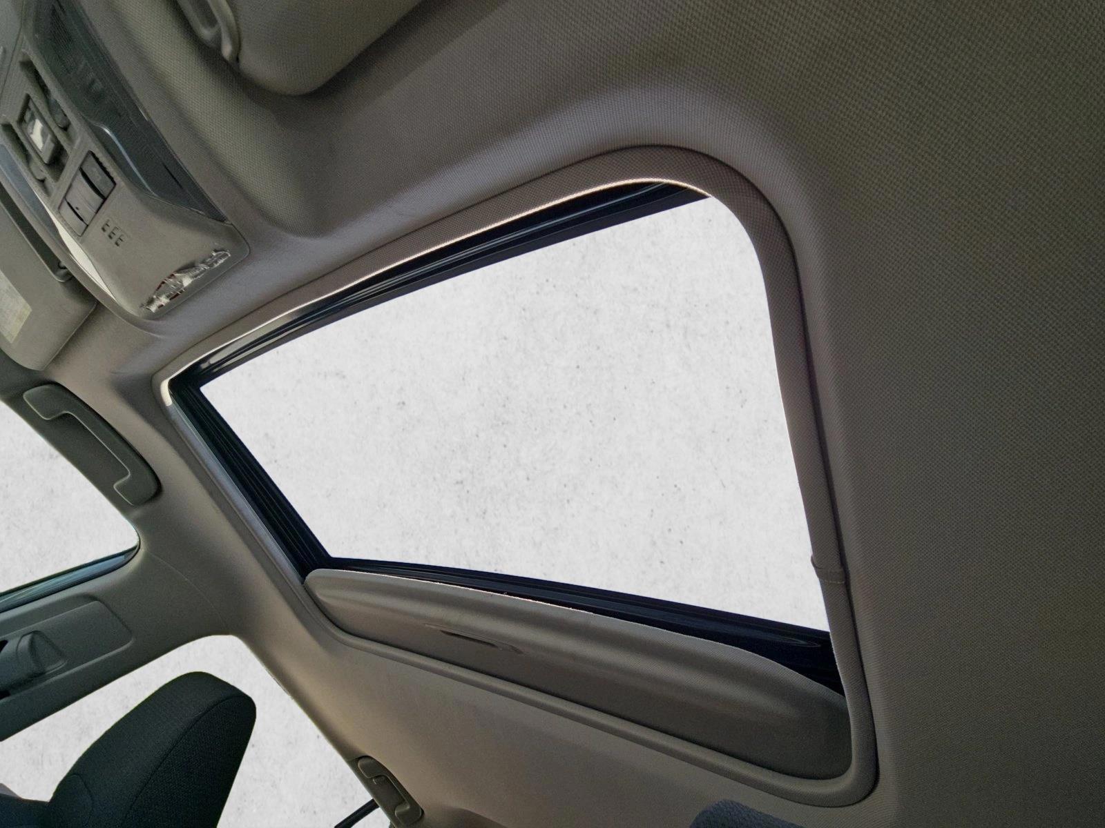 2020 Toyota RAV4 XLE - Photo 15