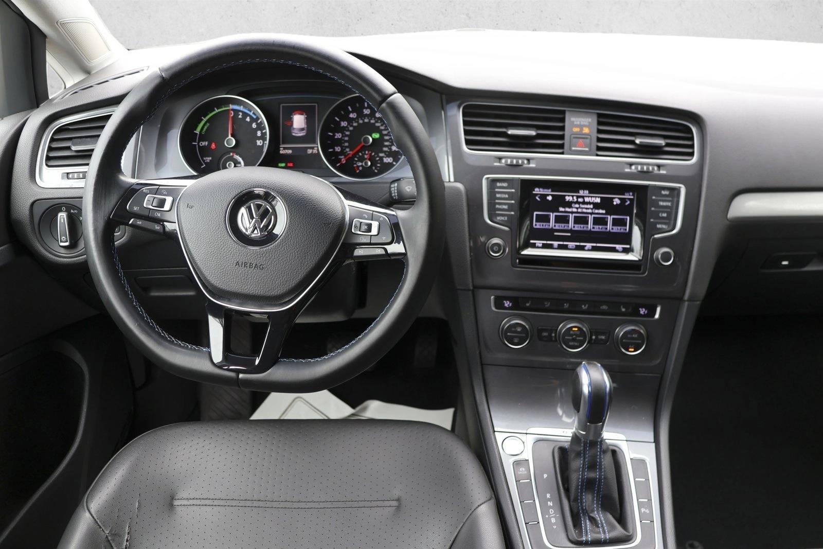 Thumbnail: 2015 Volkswagen e-Golf - 4