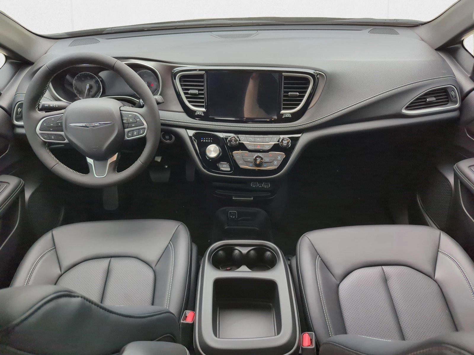 Thumbnail: 2025 Chrysler Pacifica - 3