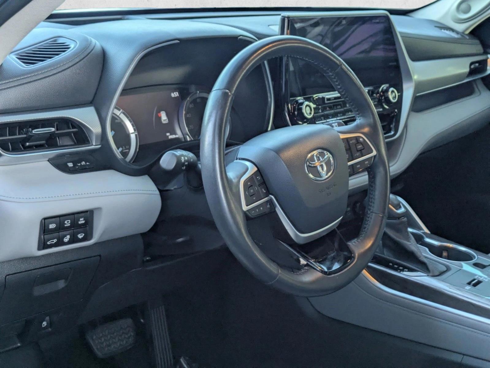 Thumbnail: 2022 Toyota Highlander - 3