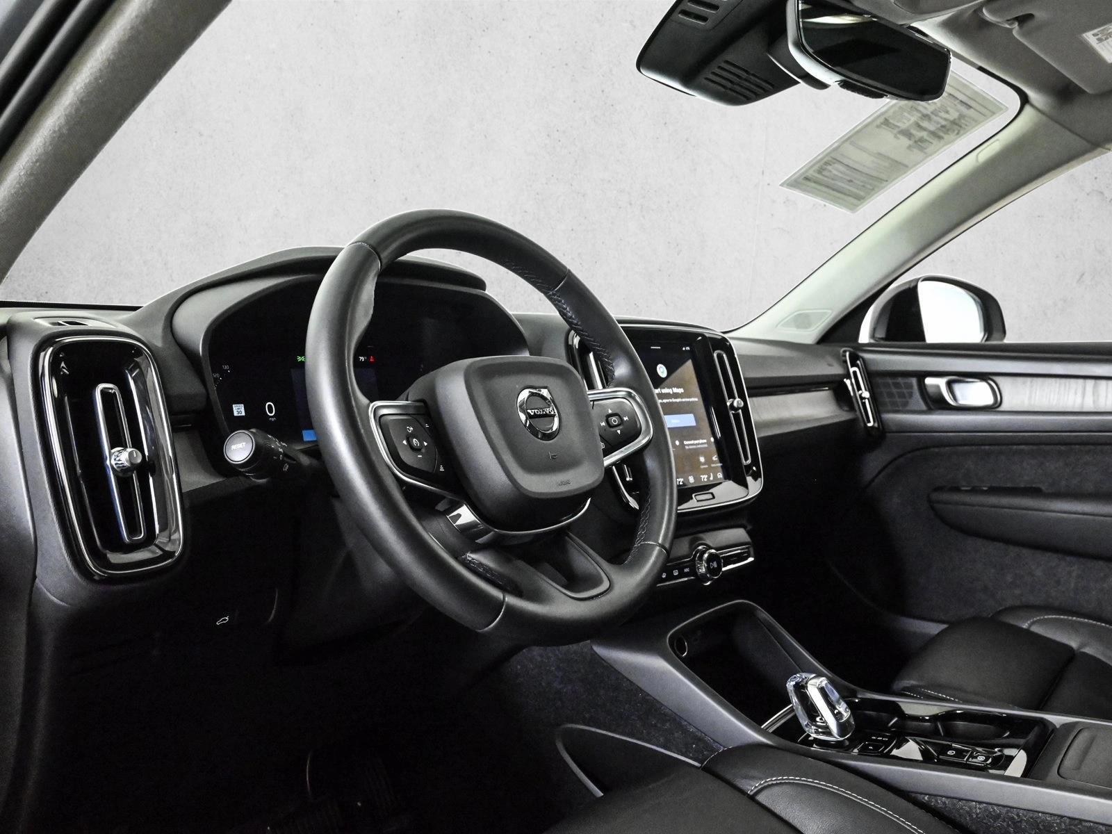 Thumbnail: 2023 Volvo XC40 - 3