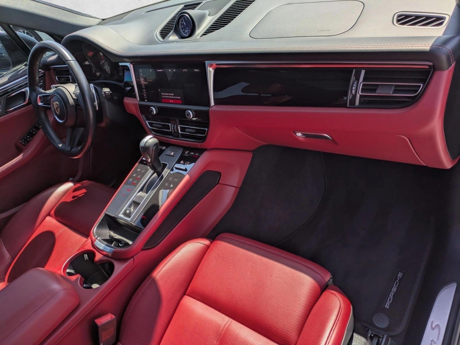 2024 Porsche Macan S - Photo 23