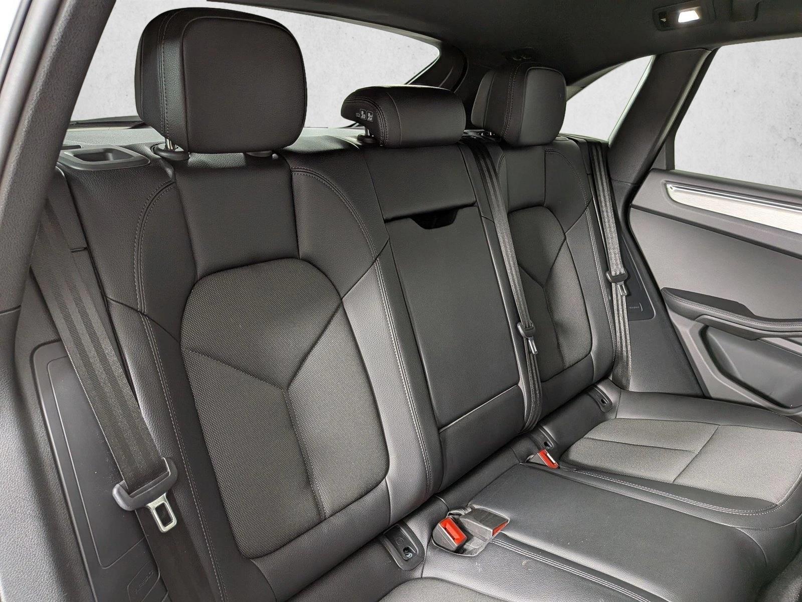2025 Porsche Macan T - Photo 23