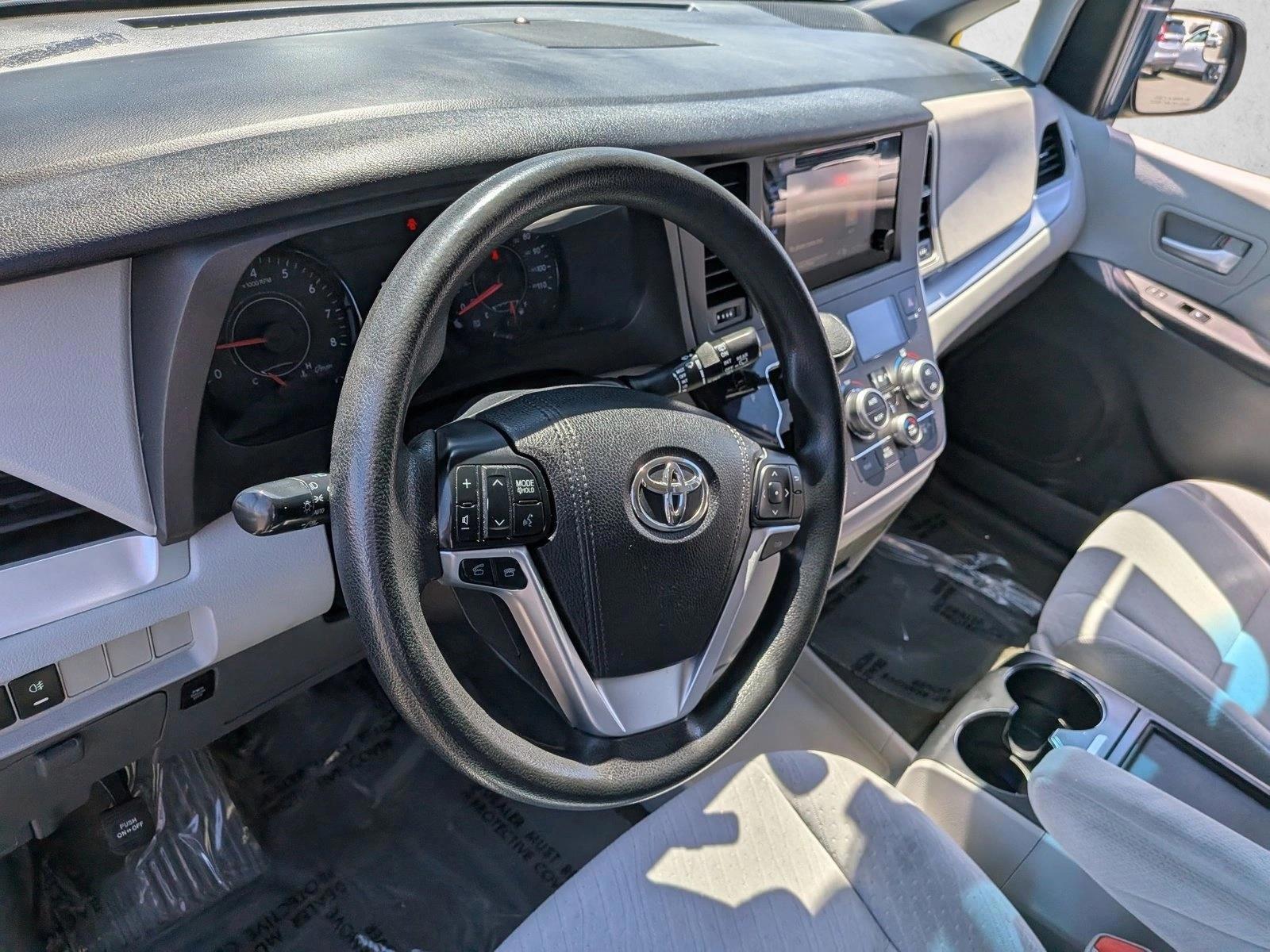 Thumbnail: 2016 Toyota Sienna - 3