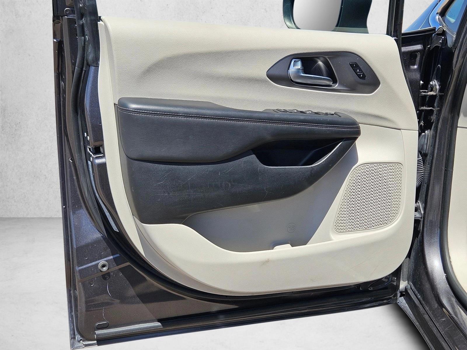 2023 Chrysler Pacifica Touring L - Photo 10