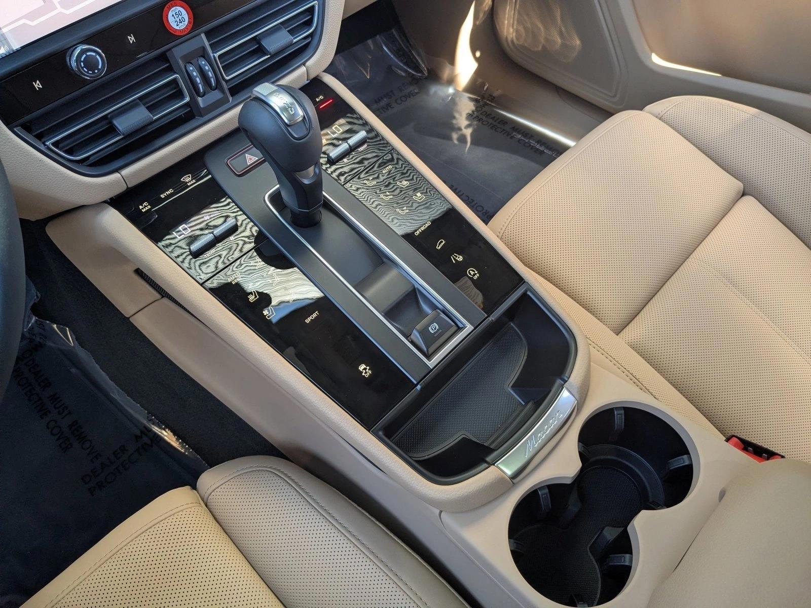 2026 Porsche Macan T - Photo 21