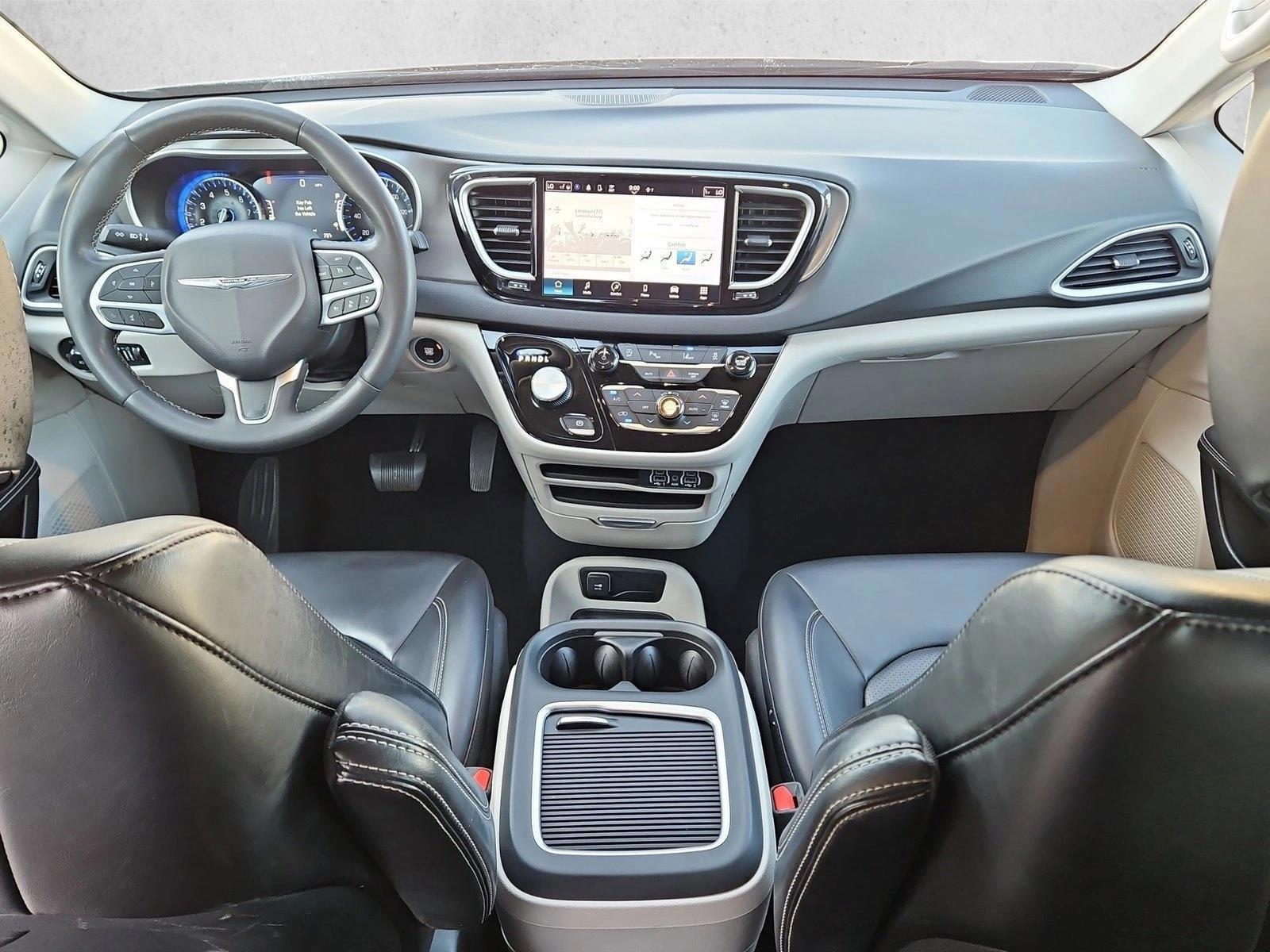Thumbnail: 2023 Chrysler Pacifica - 4