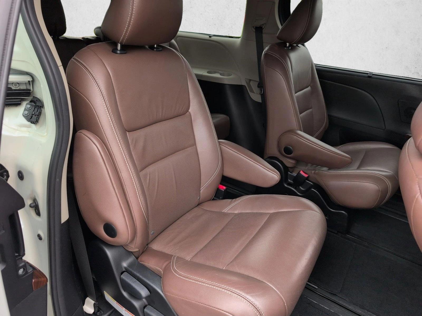 Thumbnail: 2016 Toyota Sienna - 6