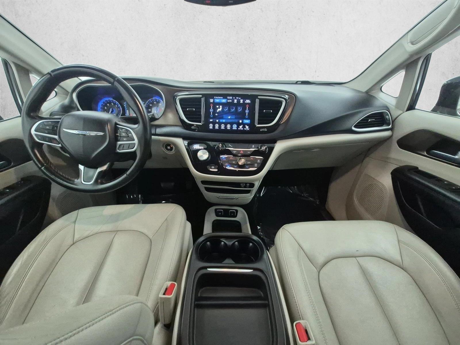 Thumbnail: 2017 Chrysler Pacifica - 3
