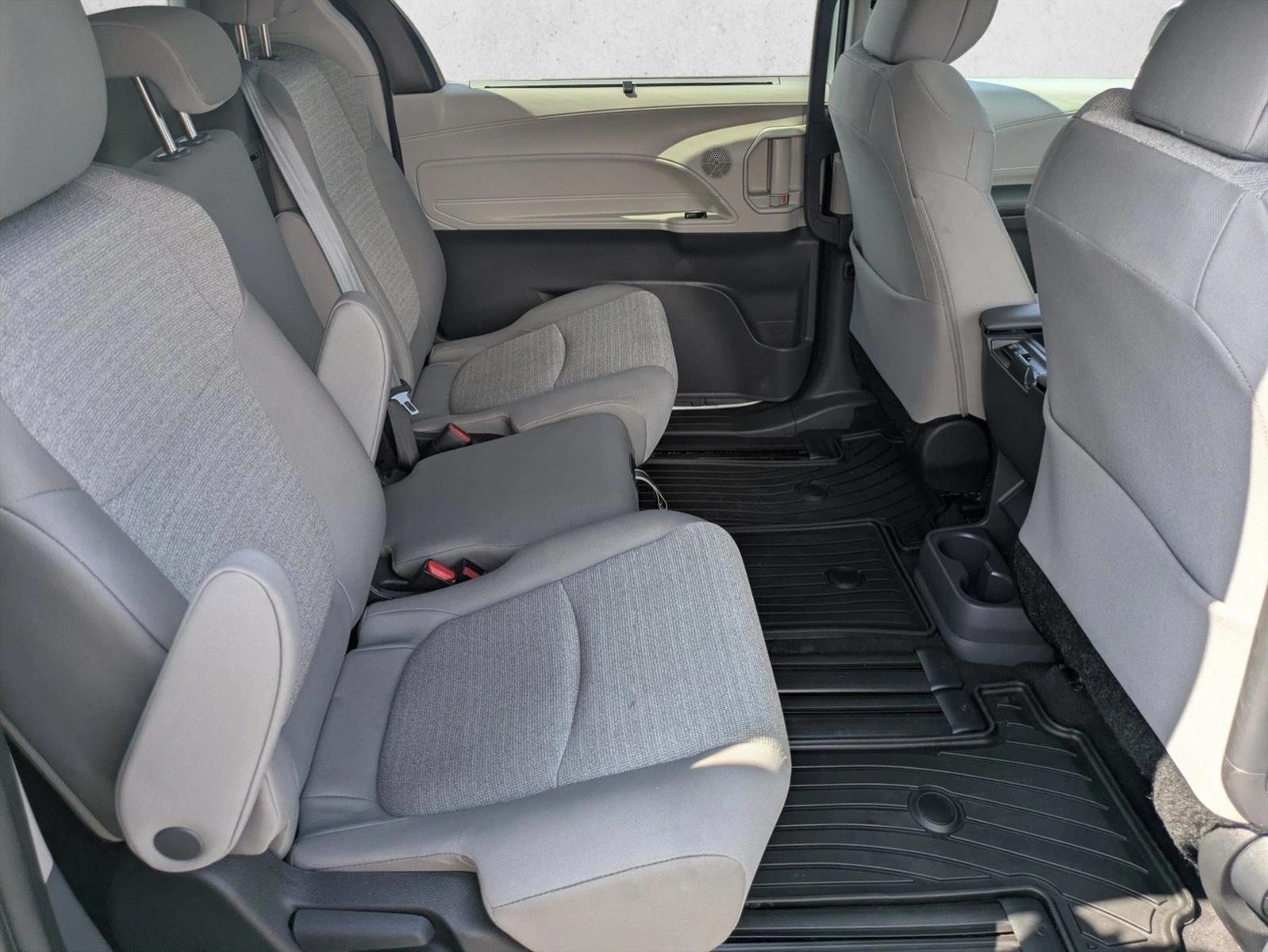 2024 Toyota Sienna LE - Photo 18