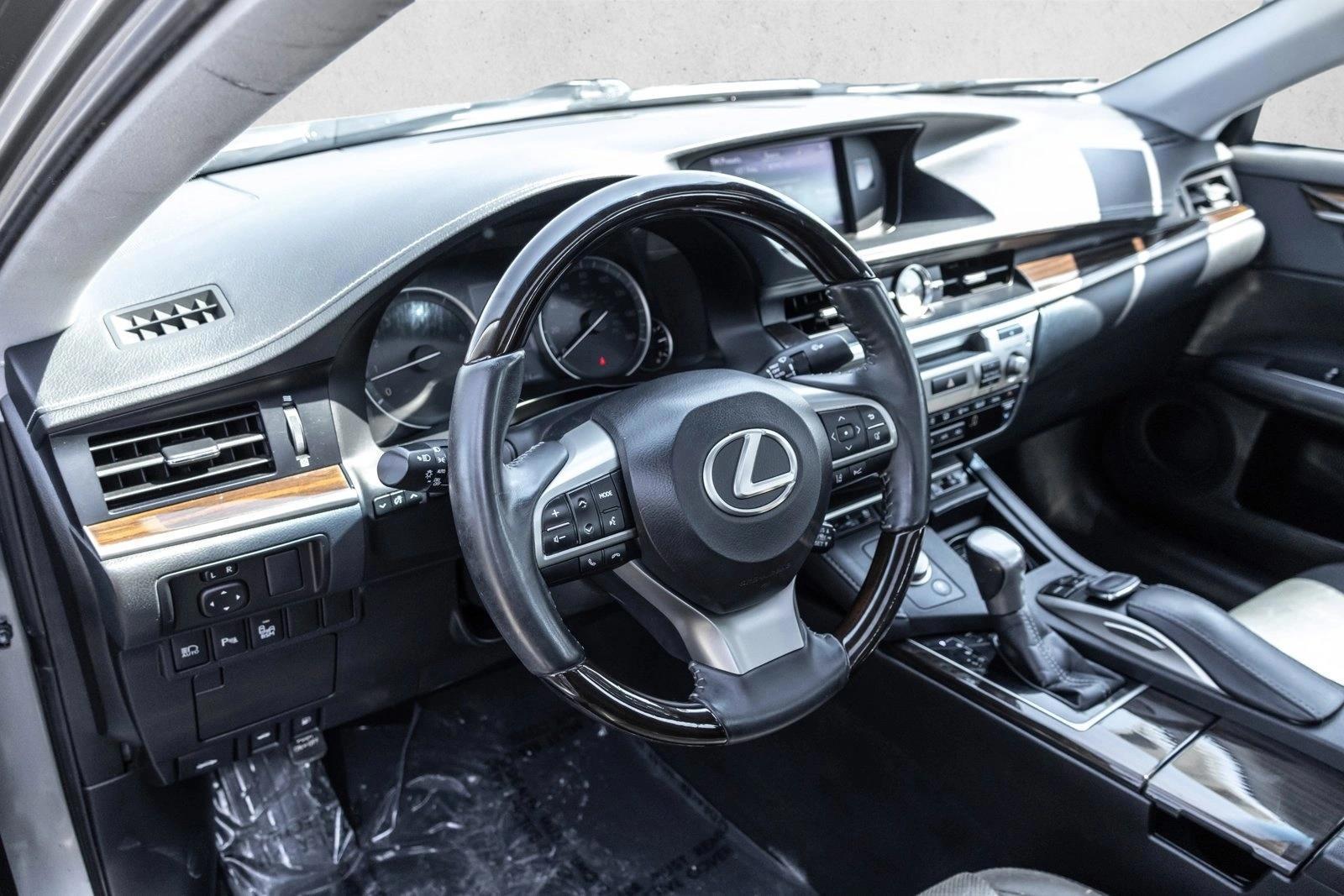 Thumbnail: 2017 Lexus ES - 3