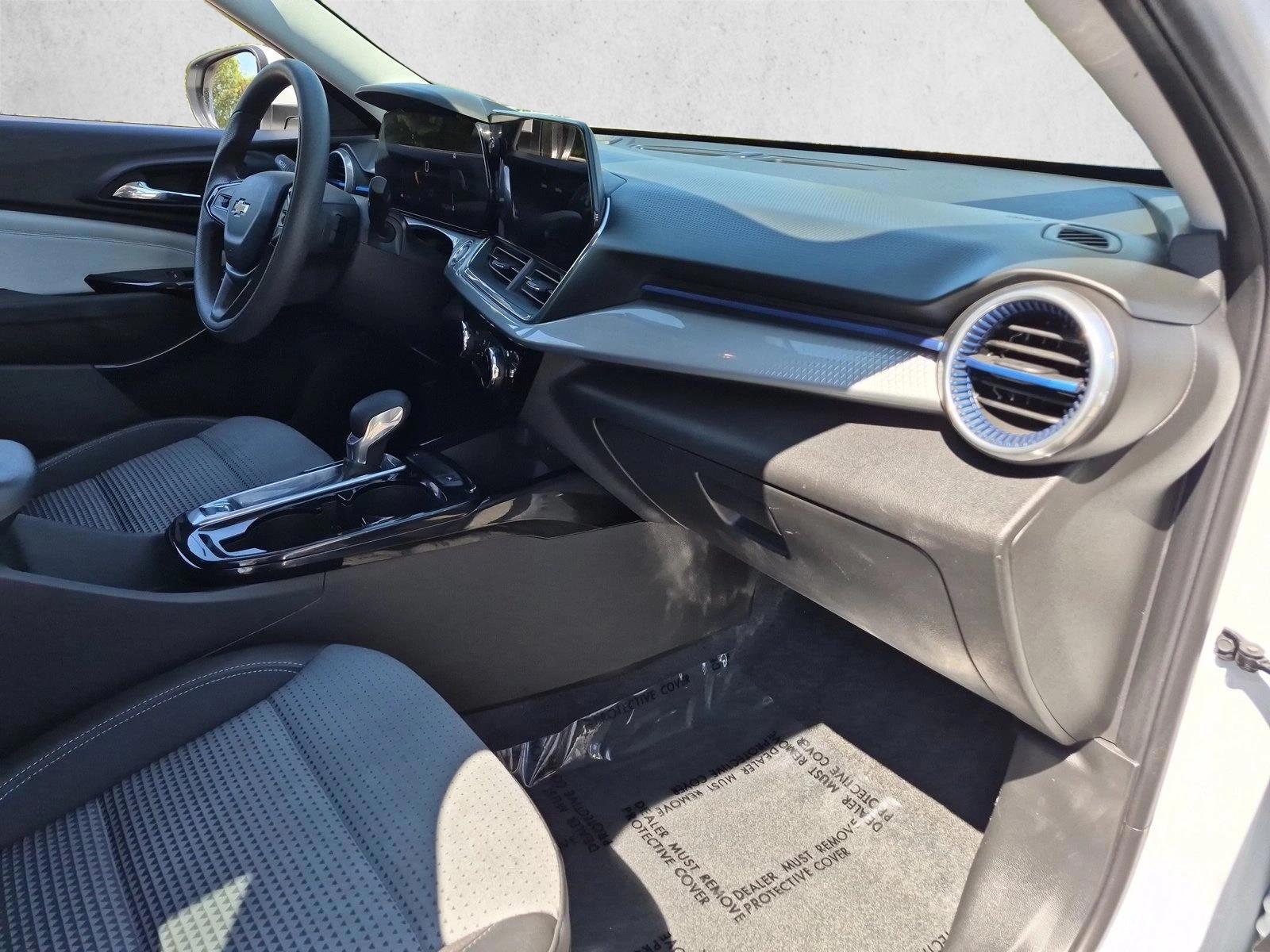 2025 Chevrolet Trax LT - Photo 27