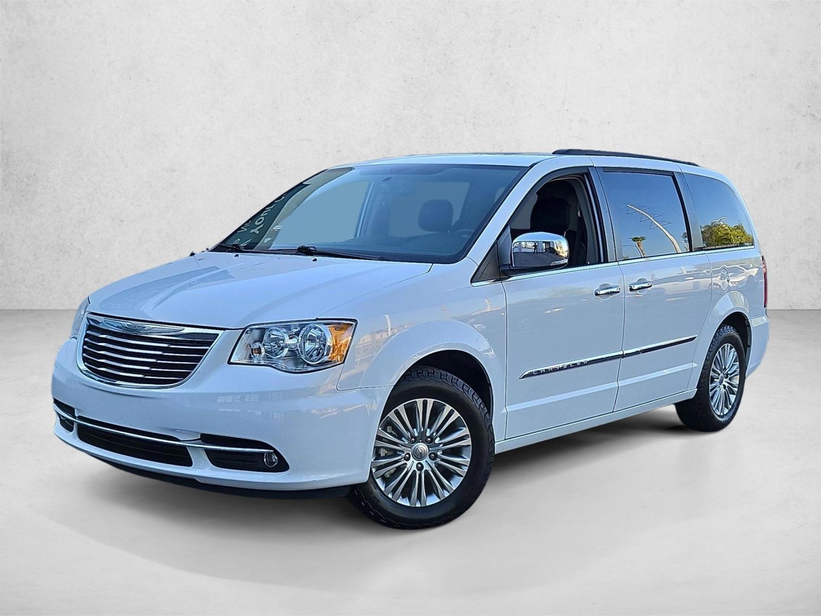 2016 Chrysler Town & Country Anniversary Edition's photo