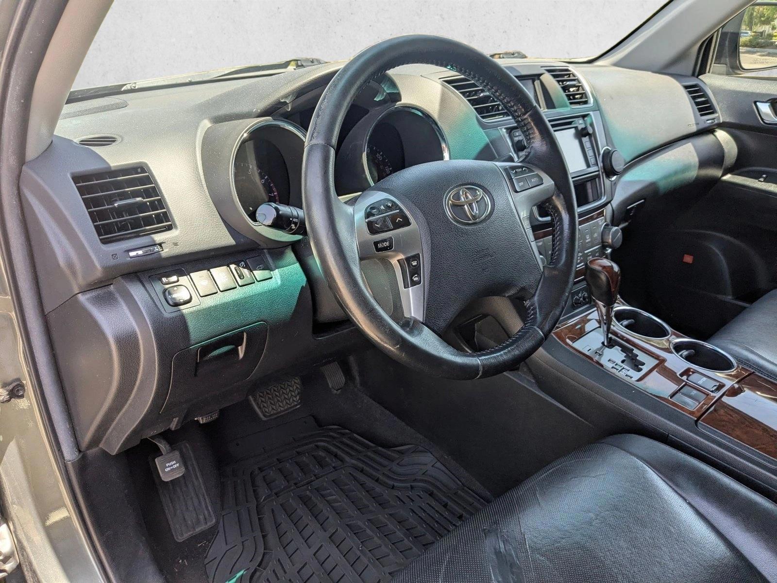 Thumbnail: 2013 Toyota Highlander - 3
