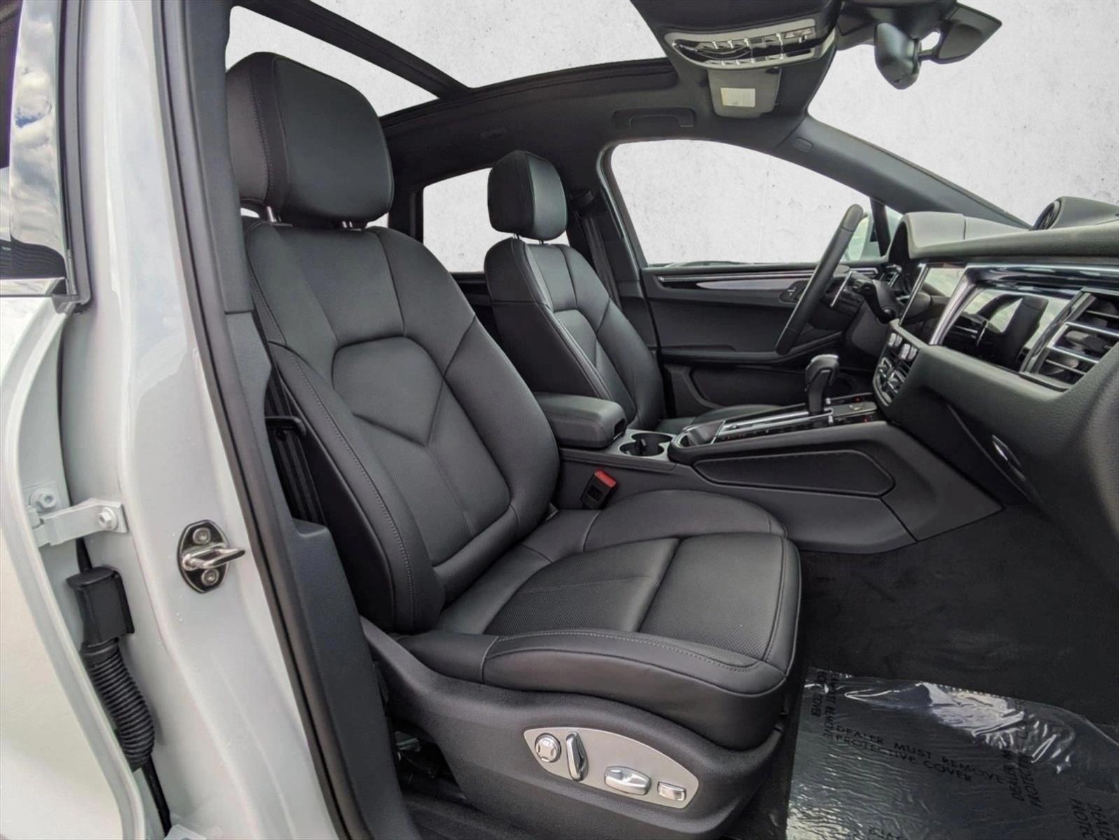 2025 Porsche Macan T - Photo 25