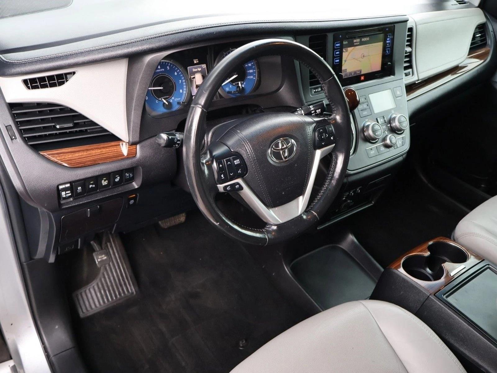 Thumbnail: 2017 Toyota Sienna - 3