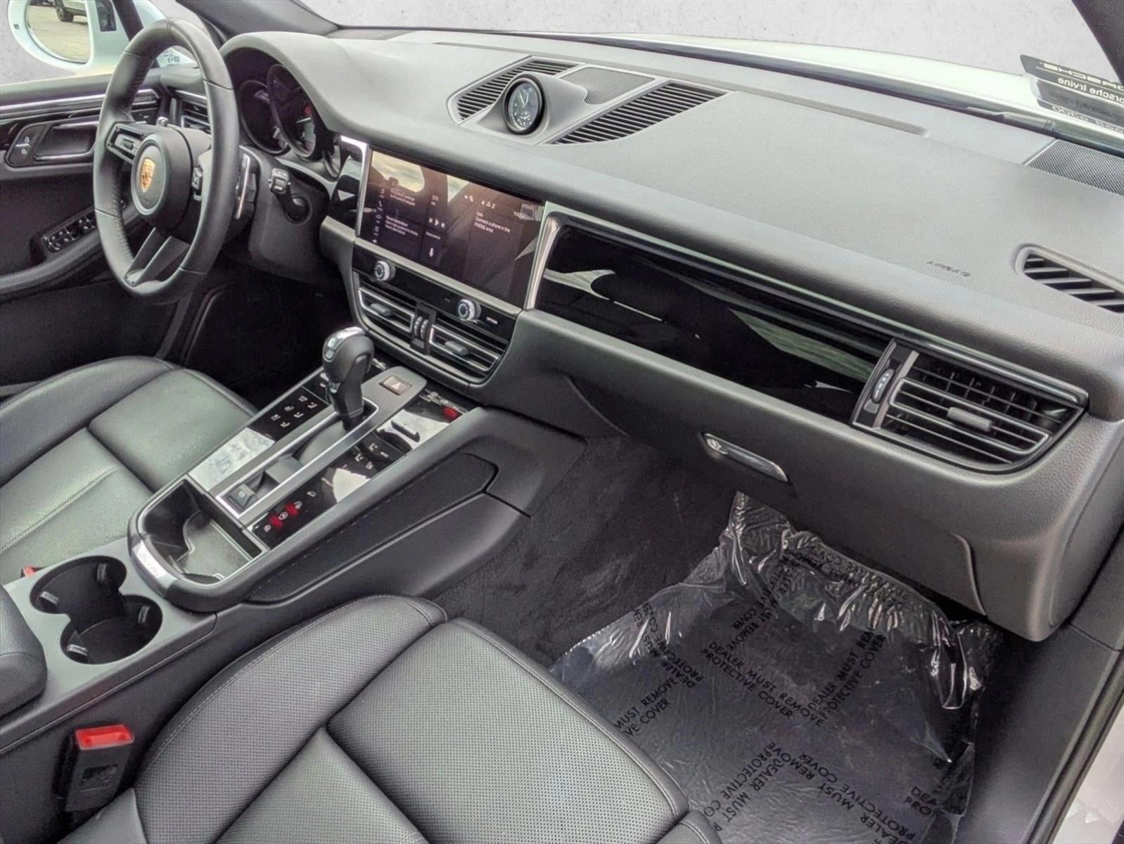 2025 Porsche Macan T - Photo 26