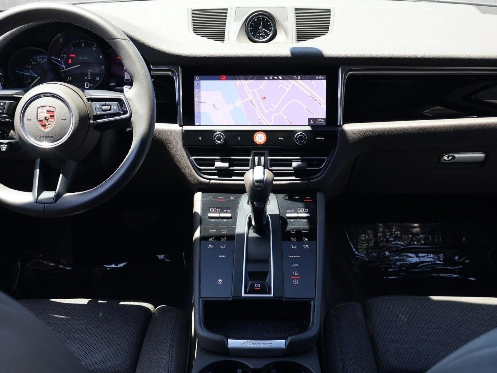 Thumbnail: 2026 Porsche Macan - 4
