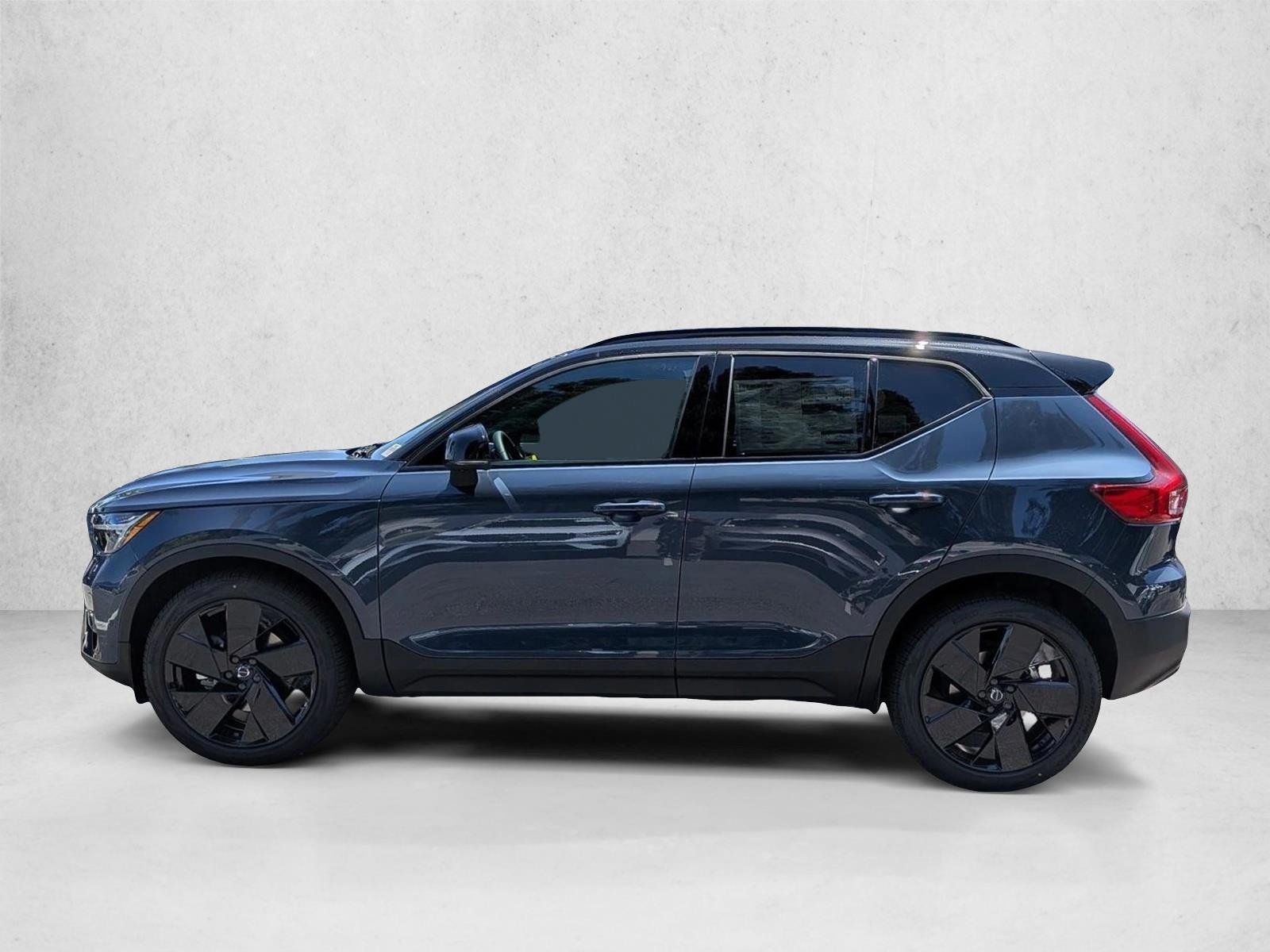 Thumbnail: 2026 Volvo XC40 - 2