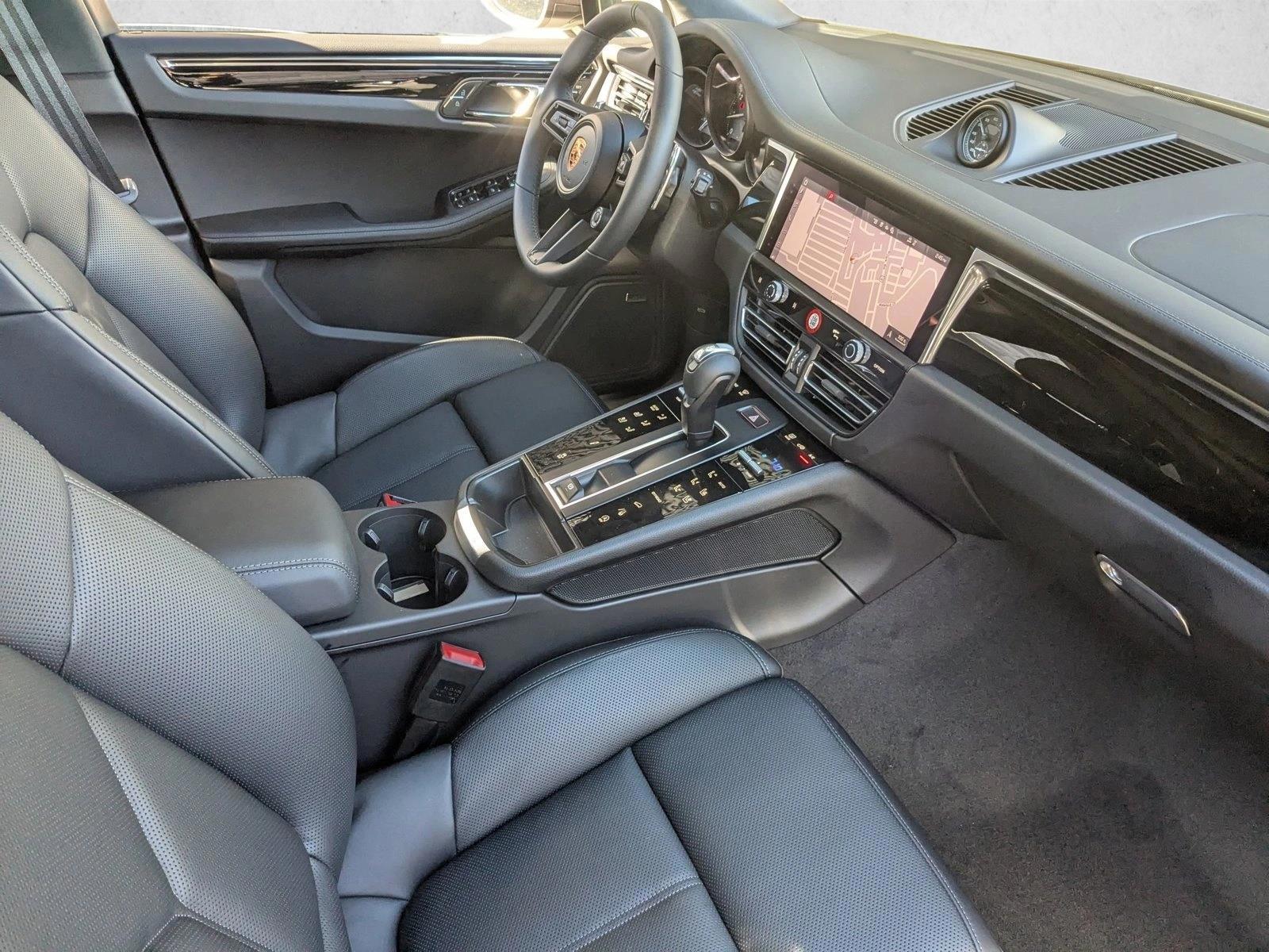 2026 Porsche Macan T - Photo 27
