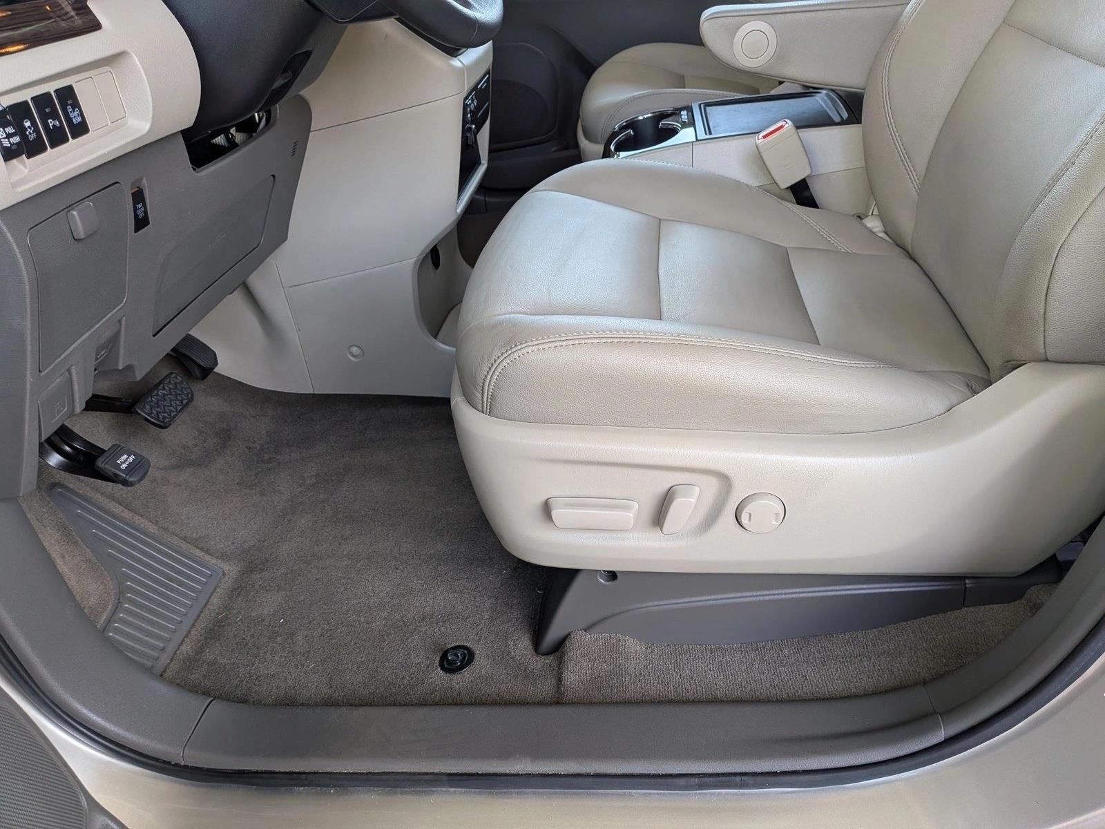 Thumbnail: 2017 Toyota Sienna - 4